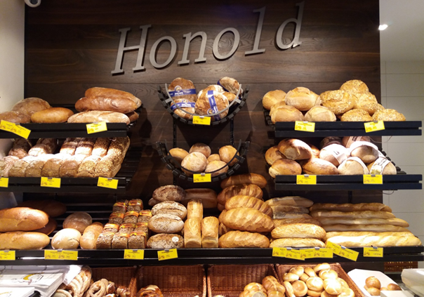 schönes Brotregal der Bäckerei Honold 